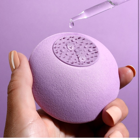 Real Techniques Miracle Skincare Sponge - Picture 2 of 8